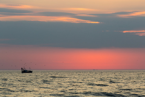 Wschód słońca nad naszym morzem może dostarczyć niezapomnianych wrażeń. Jeśli tylko uda się wstać :-) to możemy zobaczyć rybaków przy pracy.