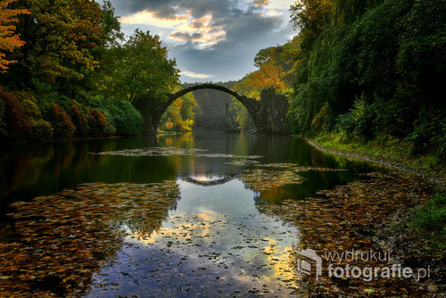 Kromlau, Niemcy, charakterystyczny mostw parku redendronów