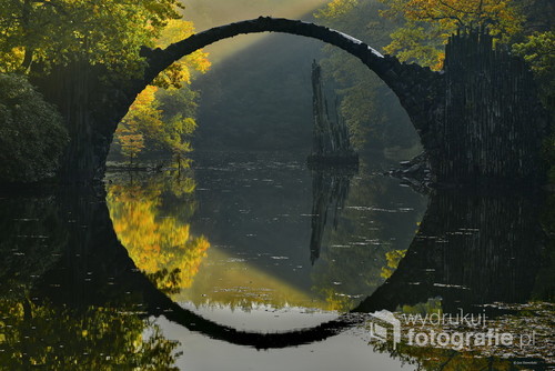 Niemcy miejscowosc Kromlau i specyficzny most w parku rododendronow