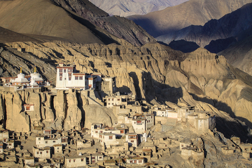 Jeden z najpiękniej położonych klasztorów w Ladakhu w indyjskiej części Himalajów. Harmonijnie wkomponowany w krajobraz wznosi się ponad wioską Lamayuru.
