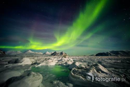 Zorza polarna nad zamarznietym fiordem Spitsbergenu.
Tym zdjęciem zdobyłem główną nagrodę w globalnym konkursie X-Rite.