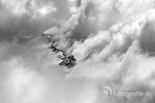 Alpy, góra Similaun - trzy maleńkie postacie widoczne na tle potęgi górskiego żywiołu.
Za to zdjęcie zdobyłem główną nagrodę XXVII Międzynarodowego Konkursu Fotografii „Krajobraz Górski” im. Jana Sunderlanda.