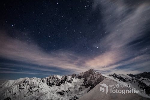 Zima w Tatrach - gwiazdozbiór Oriona zawieszony nad ośnieżonym szczytem Świnicy