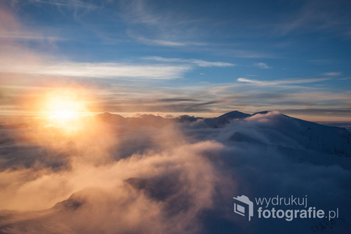 Zachód słońca w Tatrach zimową porą, widok z Kasprowego Wierchu.