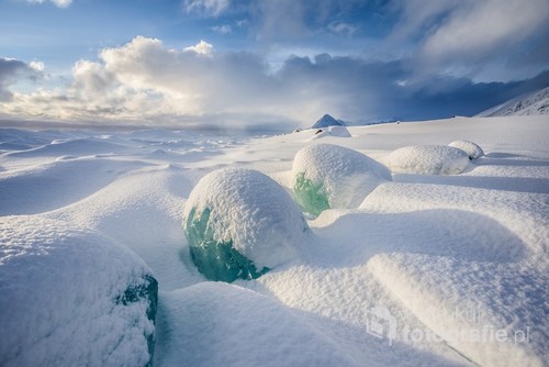 Bryły kolorowego lodu lodowcowego przyprószone świeżym śniegiem. Arktyka, Spitsbergen.