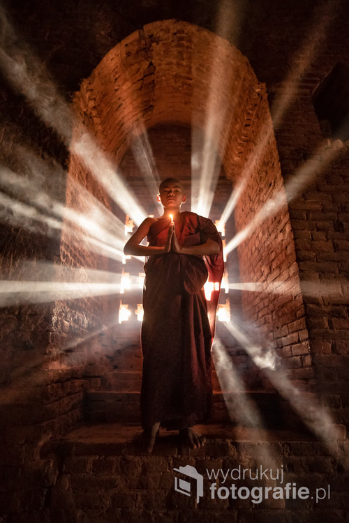 Młody birmański mnich sfotografowany  w Bagan, w świątyni należącej do historycznego kompleksu wpisanego na listę światowego dziedzictwa UNESCO.