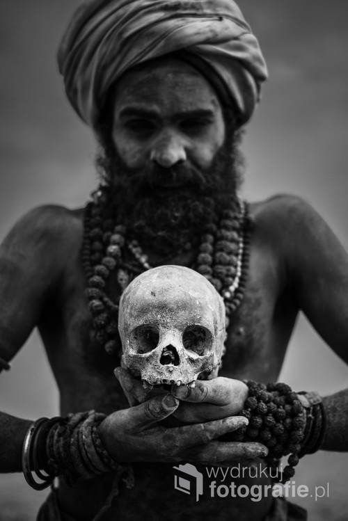 Aghori, najbardziej tajemniczy i przerażający indyjscy asceci. Mówi się, że znajdują się gdzieś pomiędzy życiem, a śmiercią. Często zamieszkują okolice stosów pogrzebowych, a do swoich rytuałów wykorzystują ludzkie ciała. Pudźę odprawiają siedząc na zwłokach i pozyskują 
