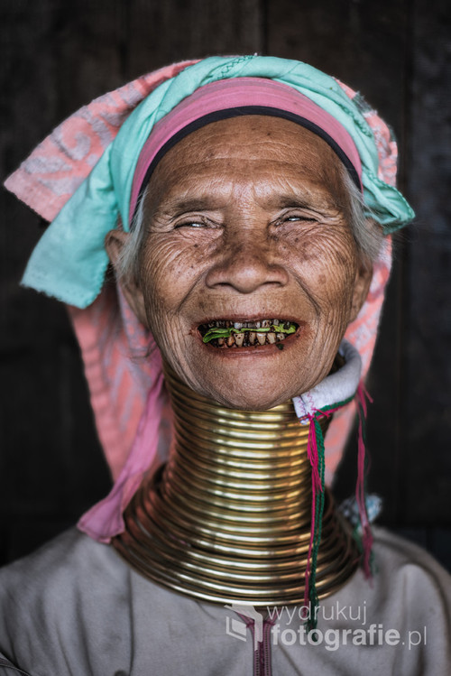 Mu Kya, lat 87, z plamienia Kayan, zamieszkującego wschodnią Birmę. Kobiety z tego plemienia potocznie nazywa się 