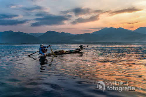 Rybacy, mieszkający nad jeziorem Inle w Birmie, rozwinęli niespotykany nigdzie indziej sposób połowu ryb. Balansując na jednej nodze, a drugą wiosłując, łowią za pomocą bambusowych koszy. Technika ta wymaga niezwykłej koordynacji i niemal akrobatycznych zdolności.