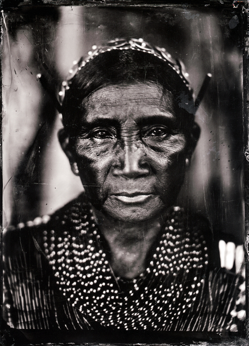 Portret żony króla plemienia Kayan, zamieszkującego wschodnie Indie. Fotografia wykonana w technice mokrej płyty kolodionowej. 