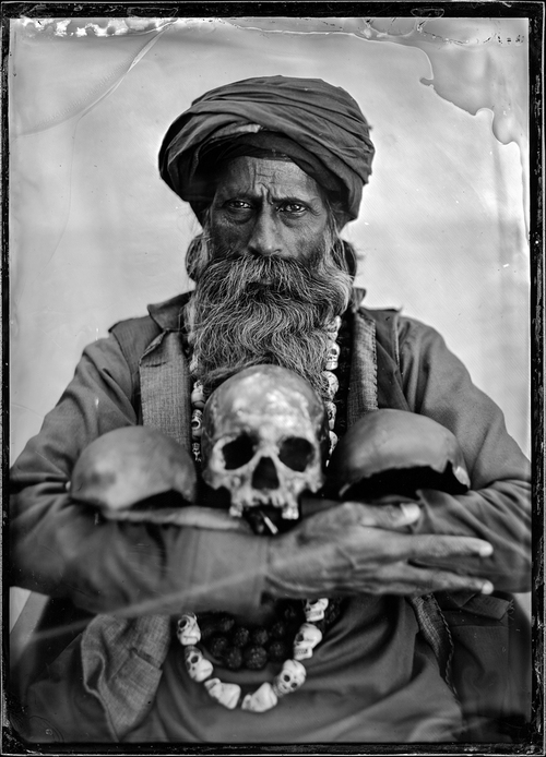 Aghori, najbardziej tajemniczy i przerażający indyjscy asceci. Mówi się, że znajdują się gdzieś pomiędzy życiem, a śmiercią. Często zamieszkują okolice stosów pogrzebowych, a do swoich rytuałów wykorzystują ludzkie ciała. Pudźę odprawiają siedząc na zwłokach i pozyskują 