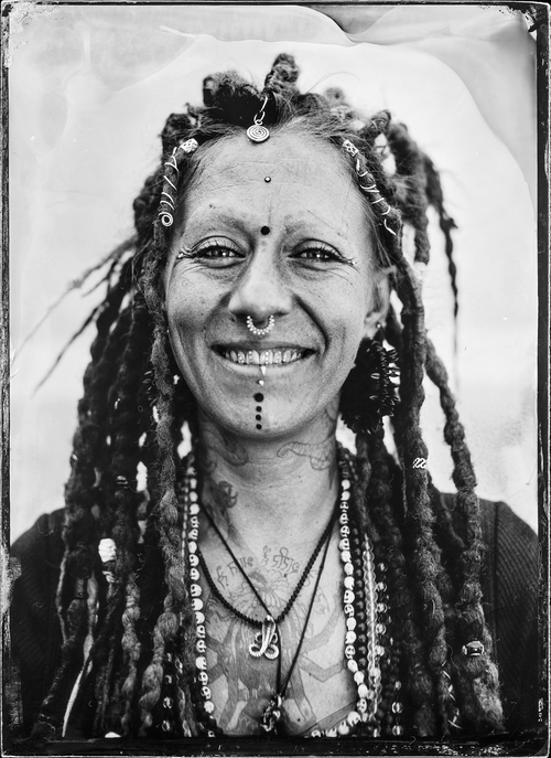 Aghori, najbardziej tajemniczy i przerażający indyjscy asceci. Mówi się, że znajdują się gdzieś pomiędzy życiem, a śmiercią. Często zamieszkują okolice stosów pogrzebowych, a do swoich rytuałów wykorzystują ludzkie ciała. Pudźę odprawiają siedząc na zwłokach i pozyskują 