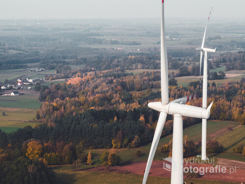 Turbiny wiatrowe w parku wiatrowym na Suwalszczyźnie. Zdjęcie wykonane dronem Inspire 2 z obiektywem Olympus 45mm.

Zobacz też inne zdjęcia w moim portfolio.