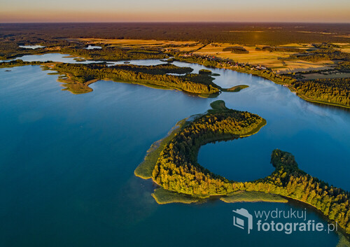 Piekny krajobraz Suwalszczyzny o zachodzie słońca - jezioro Wigry widziane z lotu ptaka. Wyspy, zatoki, nieregularna linia brzegowa. Weź ten kawałek bajecznej Suwalszczyzny do swojego domu.

Zapraszam Cię też do oglądania innych zdjęć na moim profilu.