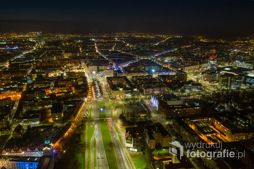 Szczecin w centrum miasta nocą, widok z drona.