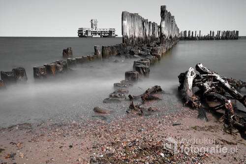 Ruiny starej niemieckiej testowni torped z II wojny światowej wraz z resztą mostu do niej w pobliżu Gdyni nad zatoką gdańską w Polsce.
Zdjecie zrobione 21.05.2020
