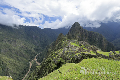 Panorama zaginionego miasta Inków w chmurach.