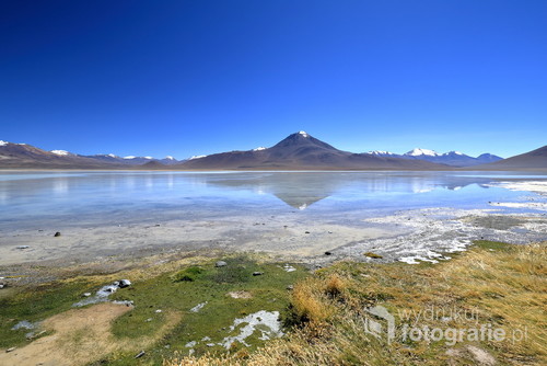 Biała laguna w pobliżu wulkanu Licancabur w Boliwii znajduje się na wysokości 4350m.
Charakterystyczny biały kolor wody, który nadał jej nazwę, jest spowodowany dużą ilością zamieszczonych w niej minerałów.