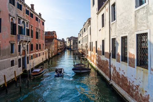 Wenecja to jedyne miasto na świecie zbudowane w całości na wodzie. Jest jedyna w swoim rodzaju pod każdym względem. 