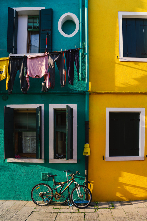 Wszyscy amatorzy kolorów będą zachwyceni Burano. Trudno się nie uśmiechać patrząc na domy pomalowane w tak soczystych kolorach. 

