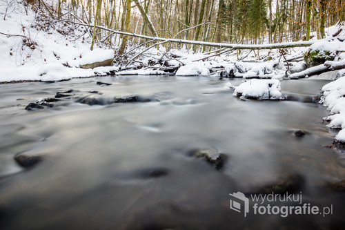 Rzeka Dylewka w zimowym wydaniu. Zdjęcie wykonane niedaleko Durąga, w pobliżu ogromnego głazu - pomnika przyrody.