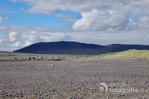 Islandia, cały dzień jechaliśmy przez pola wulkaniczne do Aksji, z każdej strony po horyzont otaczały nas czarno-szare wzgórza, gdzieniegdzie porośnięte trawą - pionierem życia.                             
