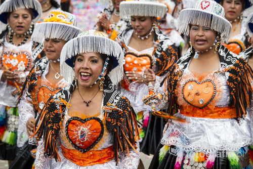 Tancerki w trakcie parady na ulicach Boliwijskiego miasta Oruro.