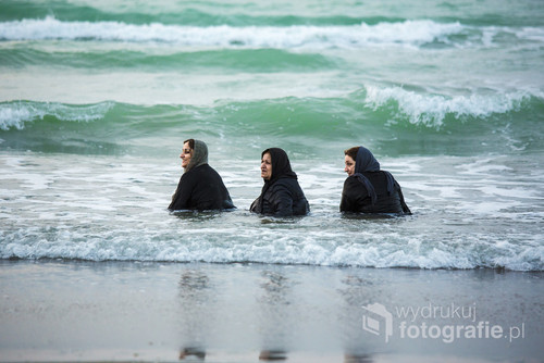 Trzy kobiety kąpiące się w Irańskim morzu Kaspijskim.