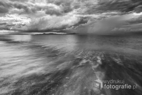 Zdjęcie wykonane na greckim wybrzeżu na wyspie Rodos chwilę przed burzą. Woda była bardzo ciepła.