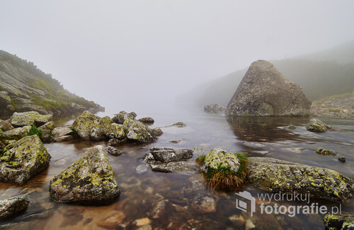 Spokojna woda w Tatrach, jest to jeden z pięciu stawów w Dolinie Pięciu Stawów. Mglisty poranek