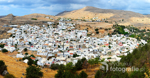Zdjęcie przedstawia historyczne miasto Lindos na Rodos w Grecji. Powstało podczas podróży poślubnej. Miasteczko jest piękne.