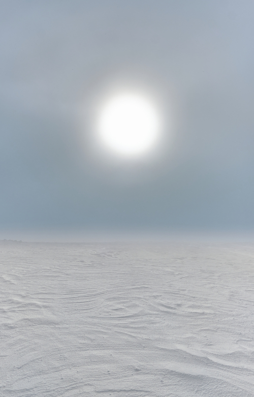 Jedno z moich ulubionych zdjęć, zostało wykonane w drodze na Śnieżkę. Było bardzo zimno i wietrznie, czekałem aż wyjdzie słońce. Zdjęcie zrobiłem trochę na wyczucie z żabiej perspektywy. Wyszło bardzo surrealistycznie.
