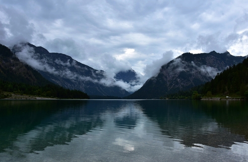 Niesamowite jezioro znajdujące się w Tyrolu. Przepiękny kolor wody. Zdjęcie zrobione, gdy nad jeziorem unosiła się mgła
