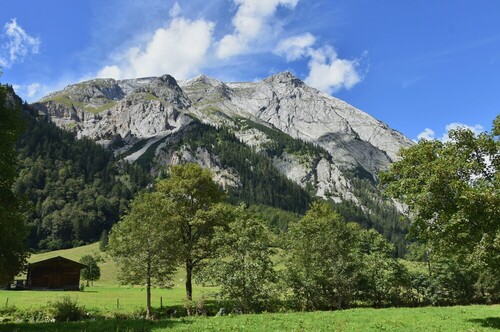 Wioska znajduje się w tyrolskich górach. Jest przepiękna, jakby znajdowała się na końcu świata. Idylliczna mała wioska jest na wysokości na wysokości 1250 metrów nad poziomem morza