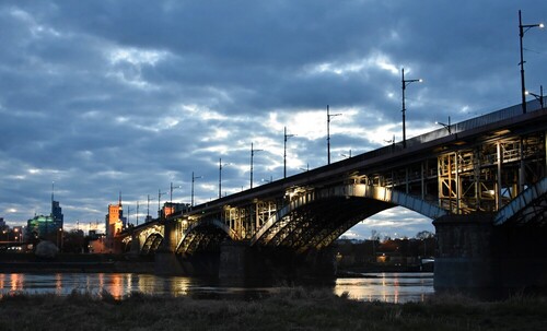 Most Poniatowski przy zachodzie słońca. Przepięknie podświetlony nad Wisłą