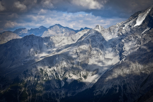 Przepiękny widok na niesamowite, piękne góry. Zdjęcie zrobione w okolicy przełęczy o nazwie: Stelvio. Jest to najwyższa przejezdna przełęcz we włoskich Alpach Wschodnich