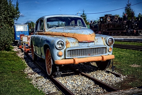 Fotografia została zrobiona w Sochaczewie. Jest to samochód osobowy przystosowany do jazdy po torach kolejowych. Samochód 