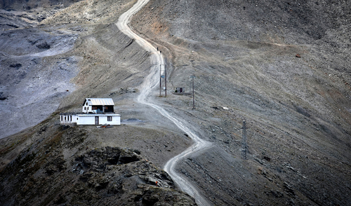 Zdjęcie zrobione w Alpach. Moją uwagę zwróciła droga i samotnie stojący domek.