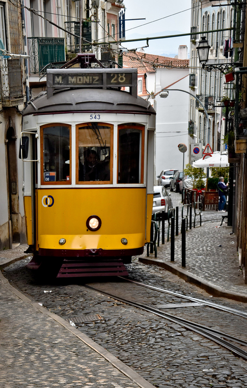 Urokliwe miasto w Portugalii. Lizbona. Słynny tramwaj 28, którym trzeba sie przejechać.