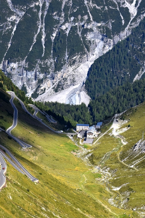 Berghotel Franzenshöhe - hotel  położony w malowniczej miejscowości Trafoi, we Włoszech. To idealne miejsce dla miłośników górskich wędrówek, którzy pragną odpocząć w otoczeniu pięknej przyrody i delektować się niepowtarzalnym widokiem na alpejskie szczyty.
