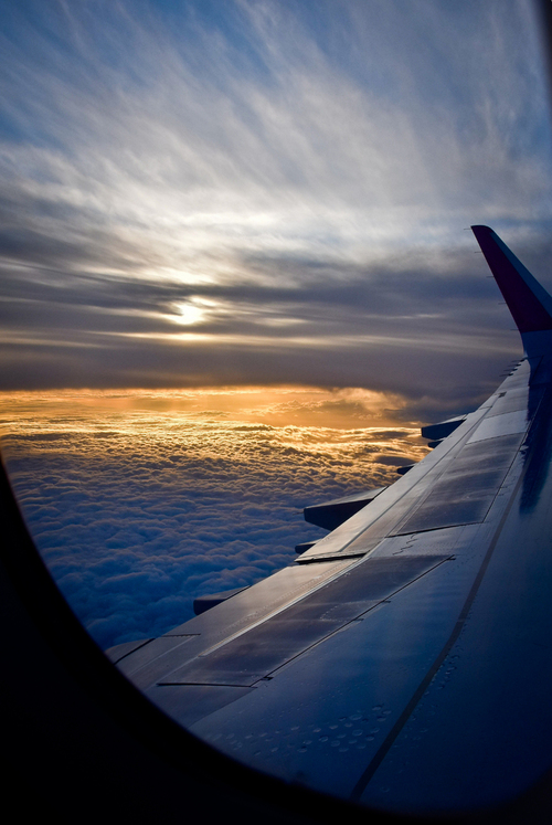 widok z samolotu na zachodzące słońce
