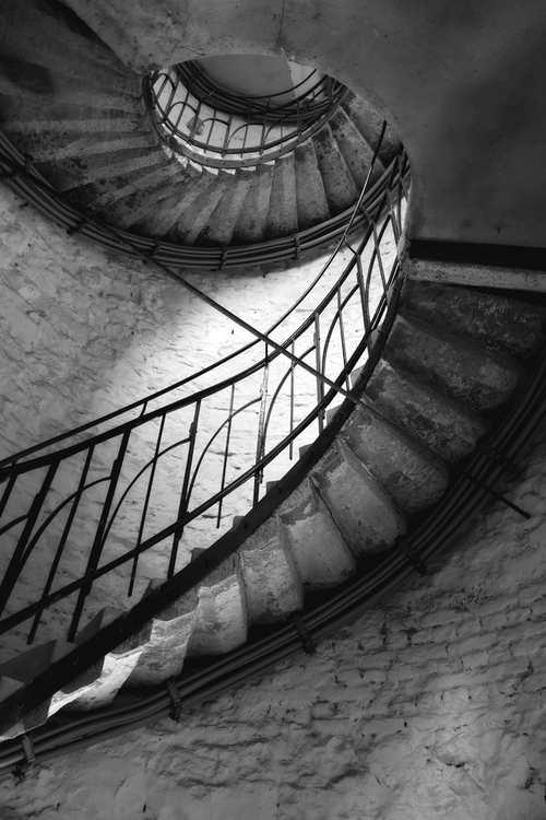 przepiękne spiralne schody w wersji monochromatycznej