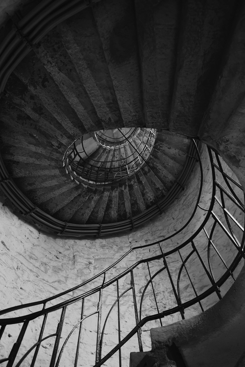 abstrakcyjne spiralne schody w starym budynku,  czarno-białe, monochromatyczne
