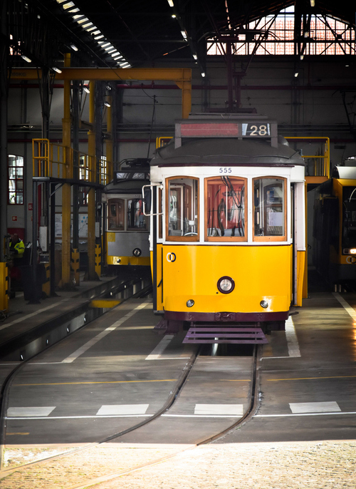 słynny żółty tramwaj w Lizbonie,