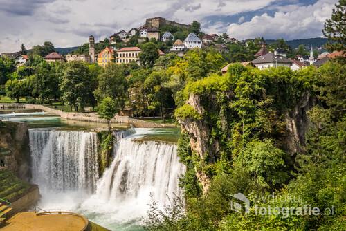 Wodospad w mieście Jajce w Bośni i Hercegowinie to jedna z głównych atrakcji okolicy. Kojący jest szum spadającej wody z pięknym widokiem na miasto i górującą nad nim twierdzą.