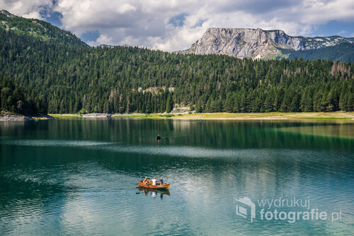 Czarne Jezioro i widok na góry Durmitoru w Czarnogórze. Nazwa Durmitor pochodzi z języka celtyckiego i w wolnym tłumaczeniu oznacza tyle co 