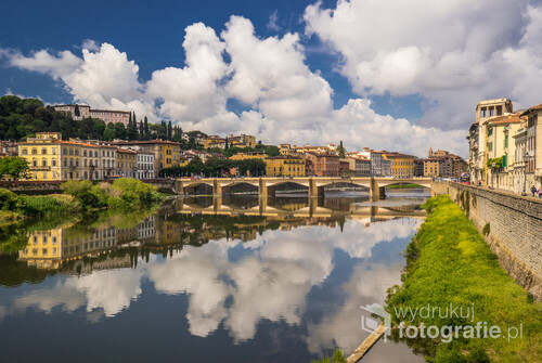 Florencja - jedno z najbardziej popularnych wśród turystów miasto we Włoszech, pięknie usytuowane nad rzeką Arno. Uroku dodają kłębiaste chmury cumulus, odbijające się w wodzie.
