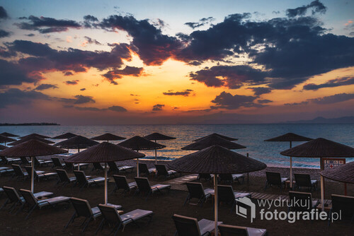 Spokojne morze, cicha plaża i romantyczny zachód słońca w miejscowości Ixia na wyspie Rodos.