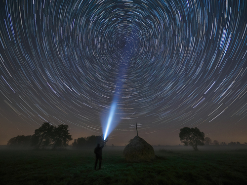 Ślady gwiazd, pozorny ruch nieba. To połączenie 43 zdjęć o czasie ekspozycji 50 sekund. Zdjęcie wykonane w Kampinoskim Parku Narodowym podczas październikowego nowiu.