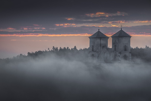 Klasztor Benedyktynów w Tyńcu niedaleko Krakowa Listopadowy poranek. Zdjęcie zrobione teleobiektywem ze Skałek Piekarskich, gęsta mgła przykryła wszystko aż po wieże klasztoru